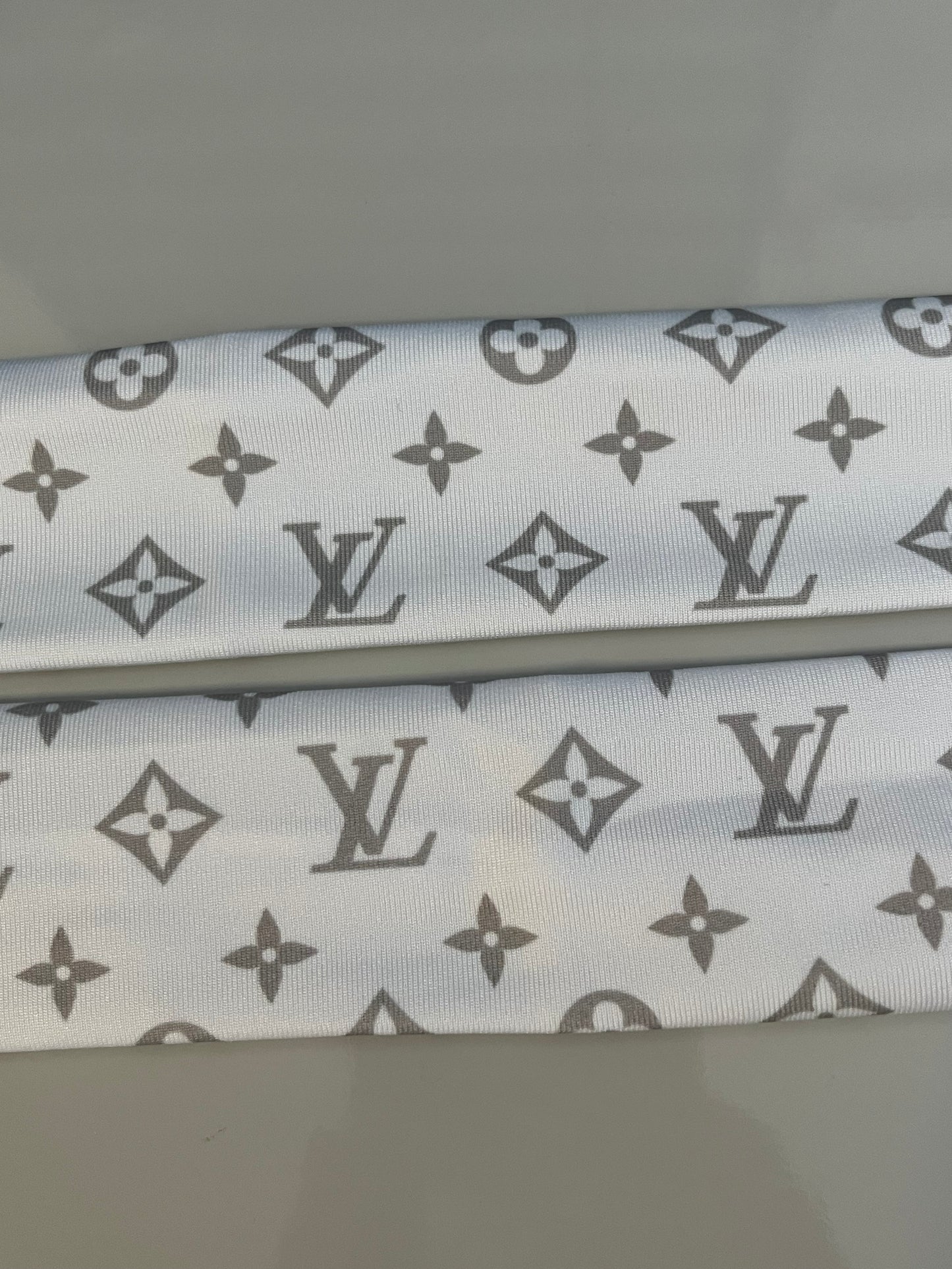 White and grey L straps set