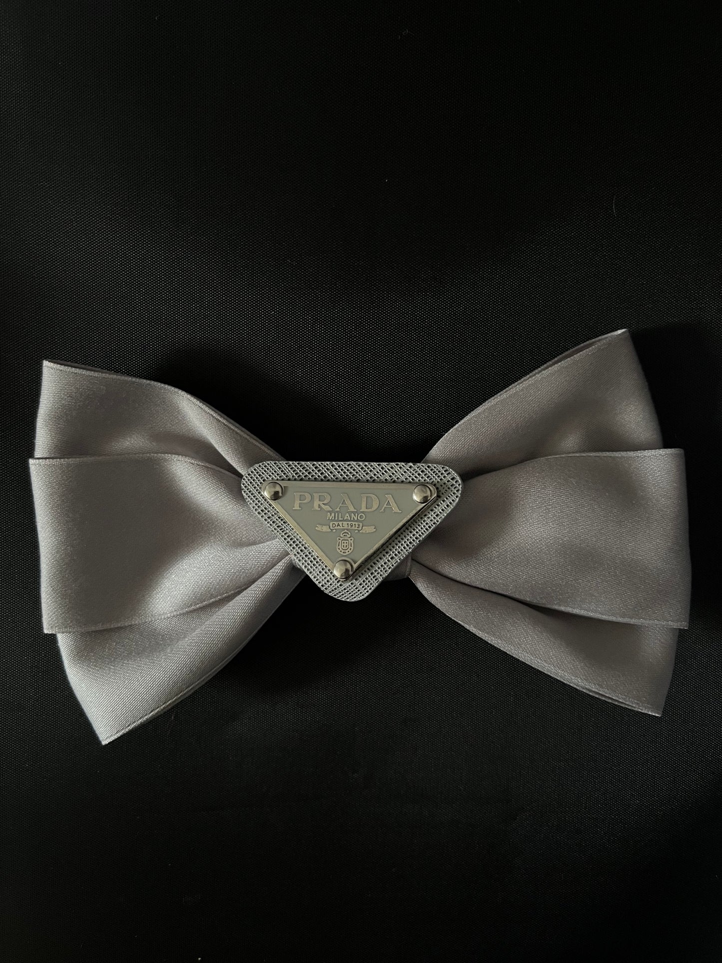 HAIR Bow grey - triangle logo