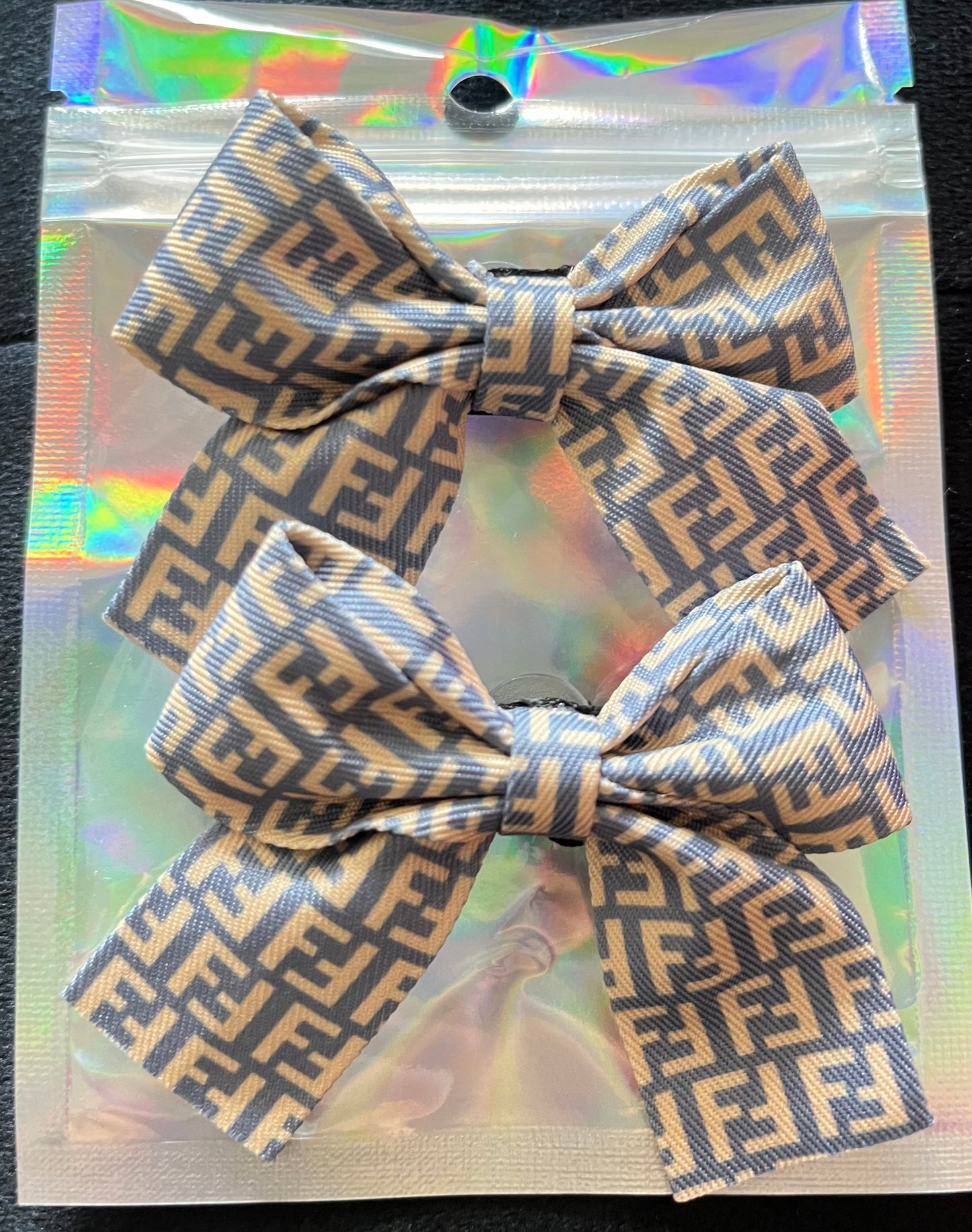 Mini beige & grey F bows set