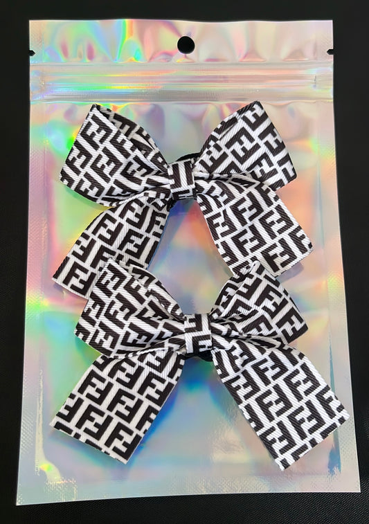 Mini black and white F bows set