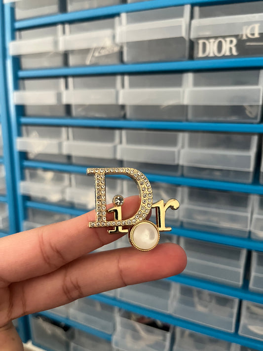 Metal D charm gold